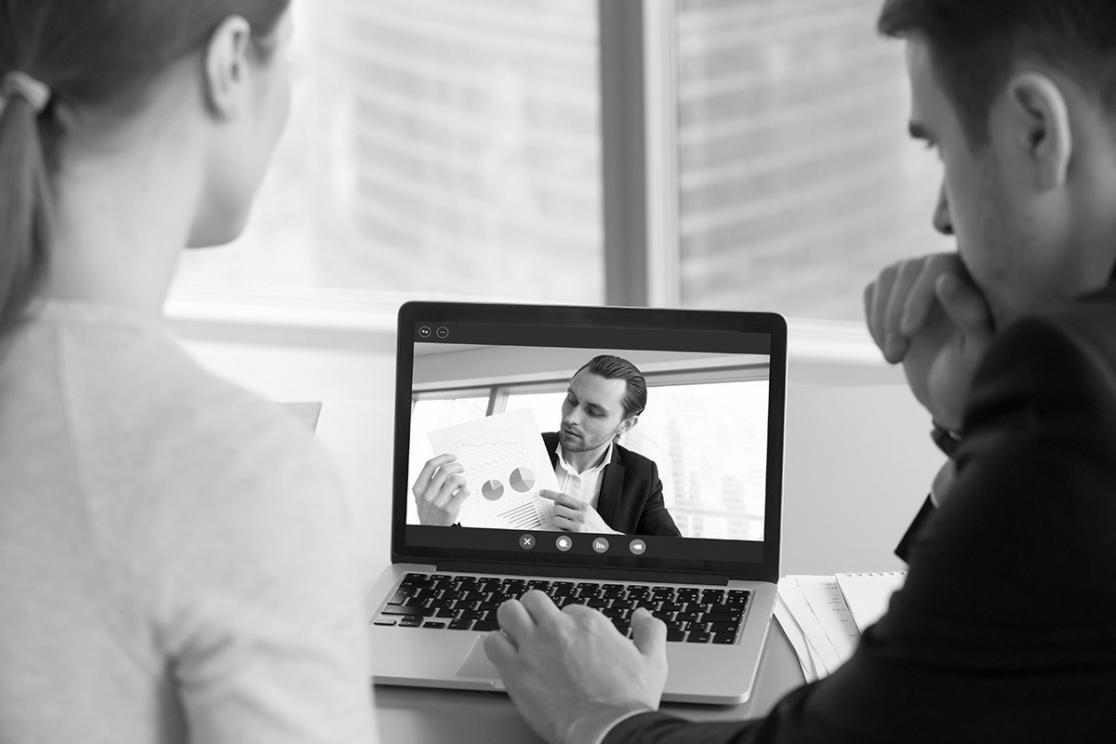 Espacio de aprendizaje colaborativo donde estudiantes trabajan juntos en planificación financiera