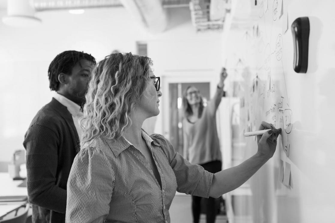 Sesión práctica de formación financiera con ejemplos del mundo real