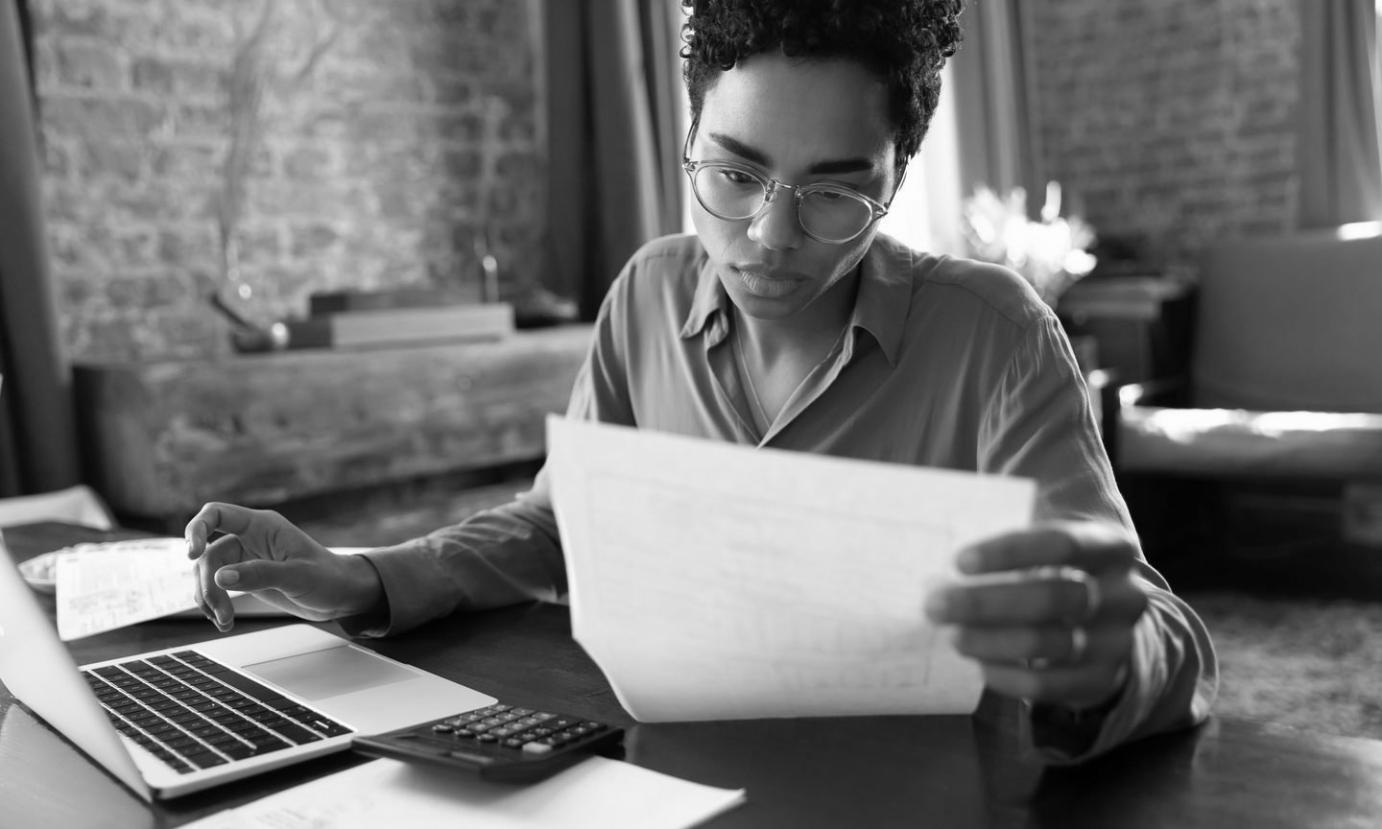 Participante del programa aplicando conocimientos financieros en sesión práctica